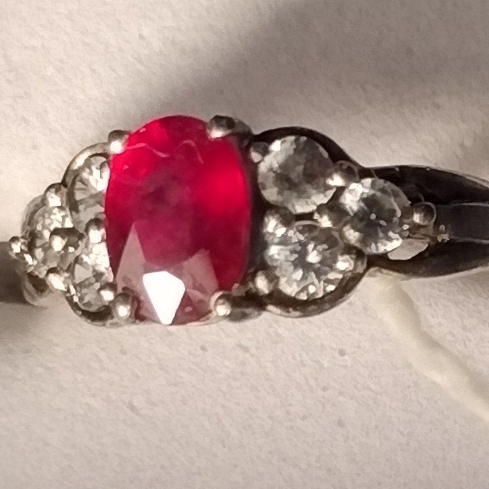 Radiant Silver Ring with Ruby Red Gemstone w/3 Diamonds on Each Side New - Picture 2 of 4